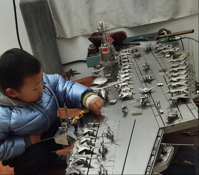 息子のために3年かけてステンレス製空母模型を製作した父親　山東省