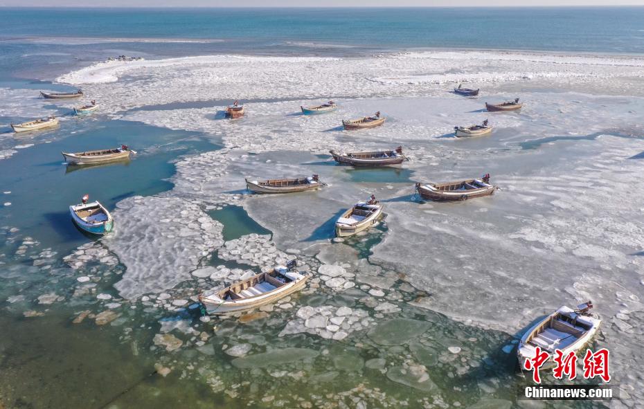 降雪後の山東省栄成市、氷と雪と漁船が織りなす美しき風景