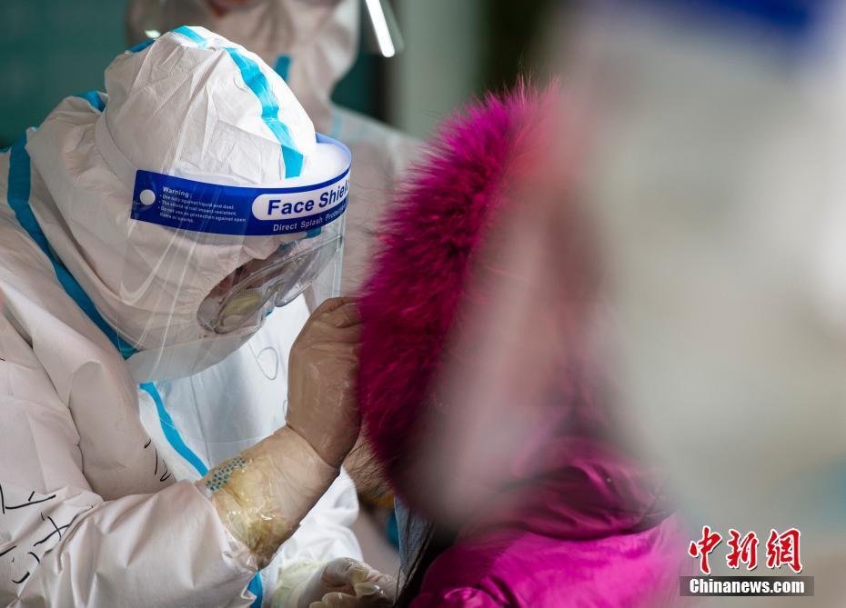 パンパンに腫れあがった両手で話題集めた看護師、石家荘市2回目のPCR検査作業へ　河北省