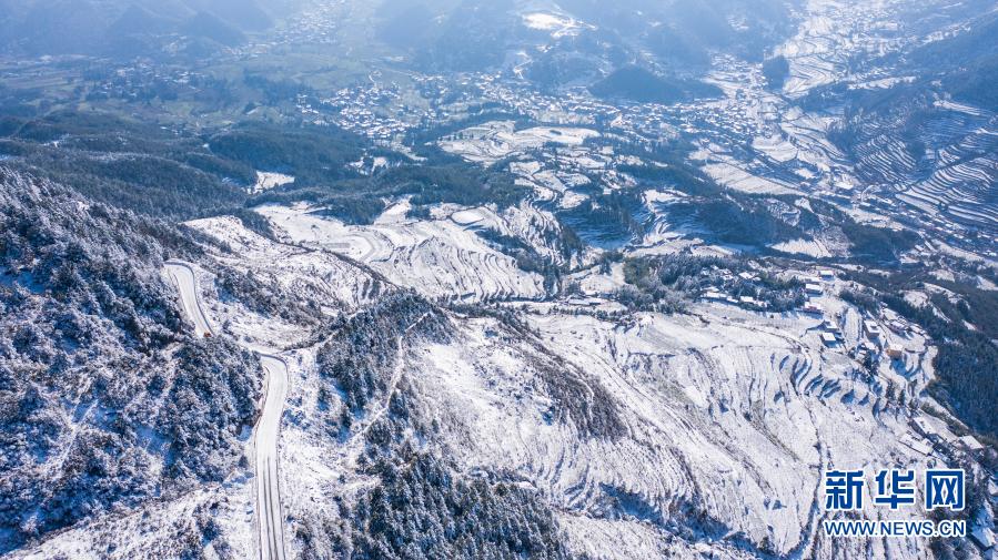 雪化粧に覆われた貴州省の烏蒙山