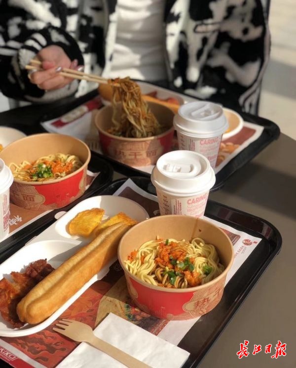 武漢名物の熱乾麺がKFCのメニューに登場、箸の提供も初　湖北省武漢
