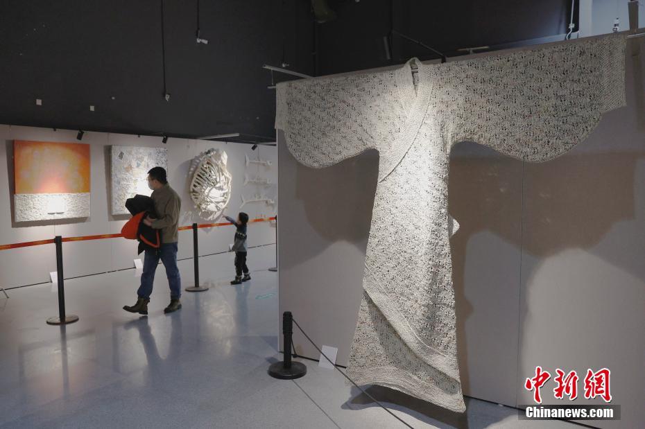 科技館で中国手工製紙の技を味わう北京市民