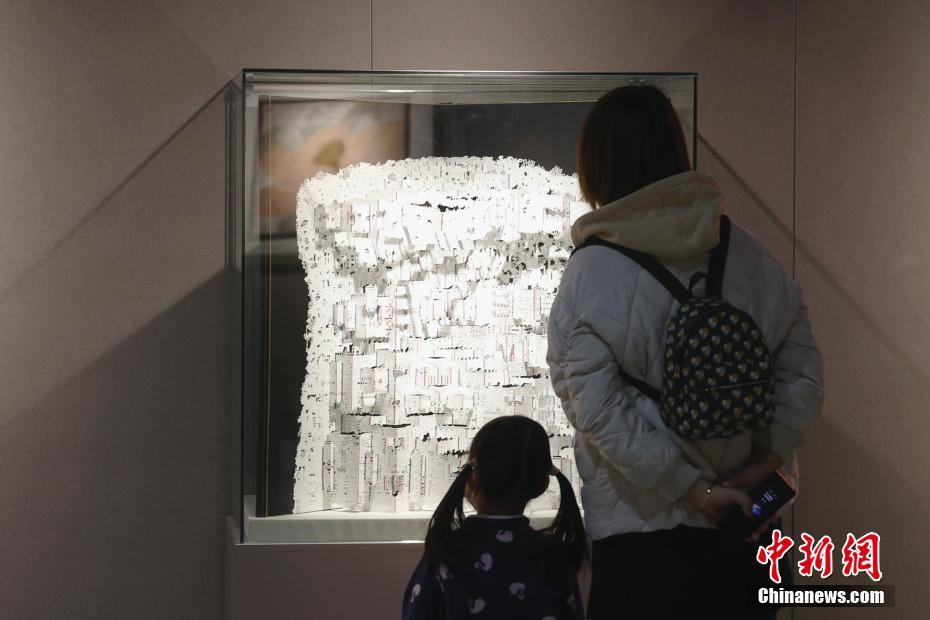 科技館で中国手工製紙の技を味わう北京市民