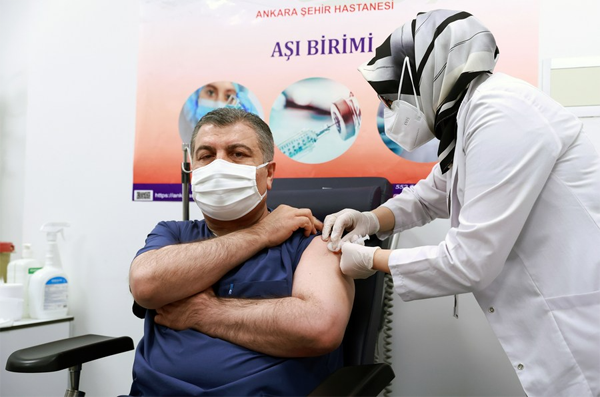 トルコのコジャ保健相が13日、中国のシノバック・バイオテックが開発した新型コロナワクチンの接種を受ける様子は国民向けにテレビで生中継された。