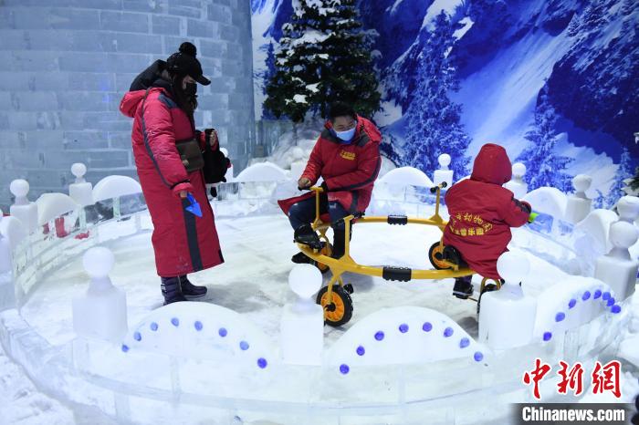 重慶動物園に「氷と雪の世界」　市民が「北国の冬」を体験