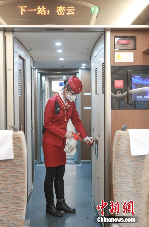 実車による訓練で全線開通に備える京哈高速鉄道乗務員