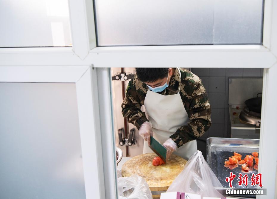無料で食事を提供する元武装警察官　河北省石家荘