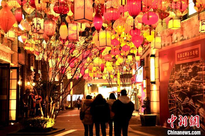 重慶の夜を明々と照らす重慶老街のランタン