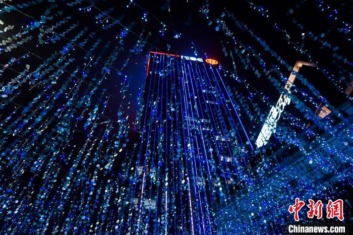 重慶の夜を明々と照らす重慶老街のランタン