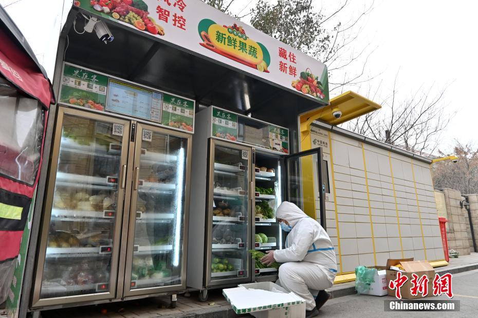 コロナ対策でステイホーム続く市民に野菜と果物の自販機が人気に　河北省石家荘