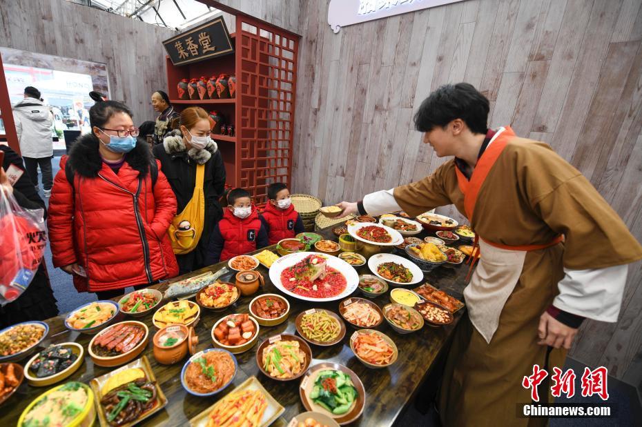 1月23日、伝統的な湖南料理のサンプルから自分の好みの一品を探す来場者（撮影・楊華峰）。