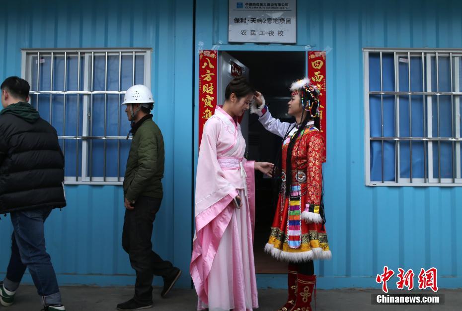 1月25日、四川省成都市で、ショーのために美しい衣装に身を包んだ2人の女性作業員（撮影・王磊）。