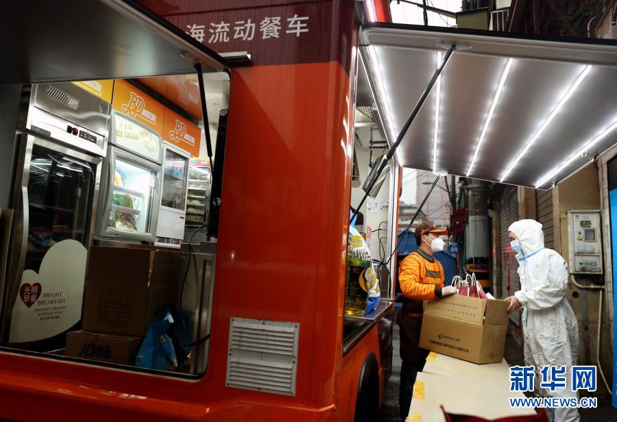 封鎖管理された居住地区住民をバックアップする朝食キッチンカー　上海市