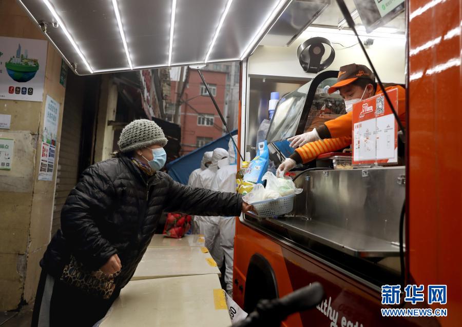 封鎖管理された居住地区住民をバックアップする朝食キッチンカー　上海市