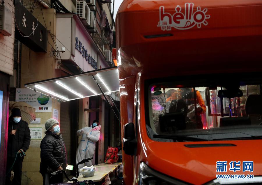 1月26日、封鎖管理された上海市貴西小区内で、ソーシャルディスタンスを保ち、列を作って朝食を購入する住民（撮影・劉穎）。