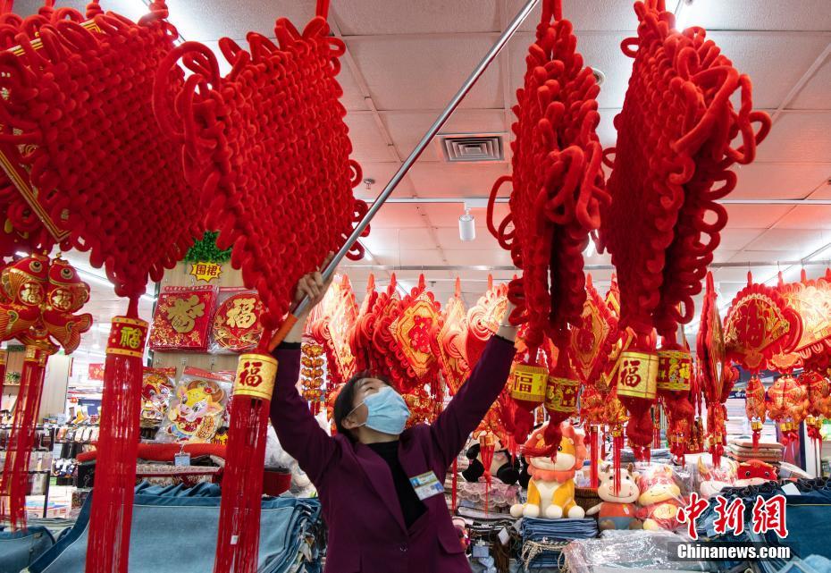 1月26日、河北省石家荘市霊寿県のあるデパートで商品の陳列を行う店員（撮影・侯宇）。