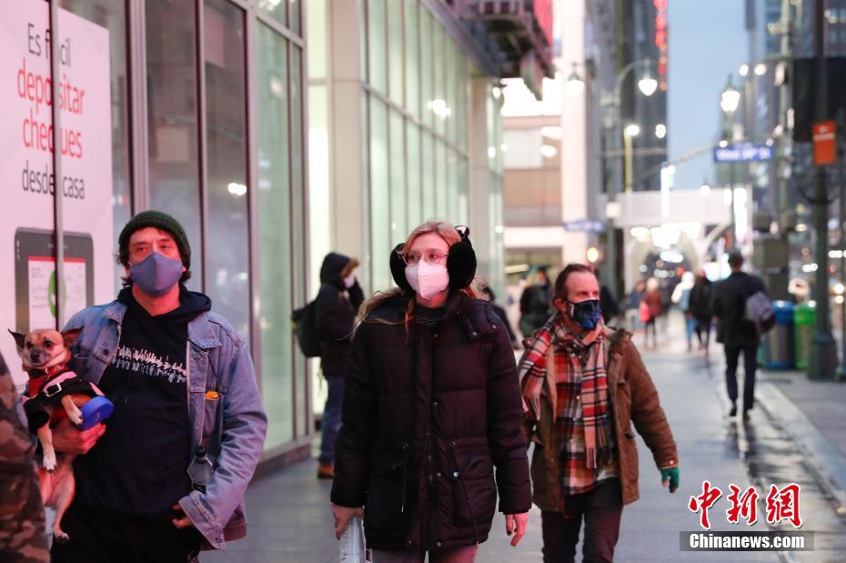 現地時間1月26日、米ニューヨーク・マンハッタンの街中をマスクを着用して歩く人々（撮影・廖攀）。