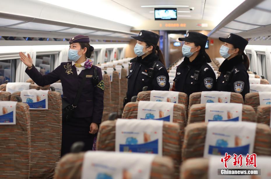 1月26日、江蘇省南京市で、高速鉄道列車長から車内のパトロールの仕方を学ぶ女性鉄道警察官（撮影・泱波）。