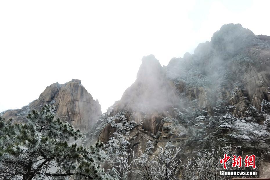 霧氷で覆われて独特な美しい風景広がる安徽省黄山
