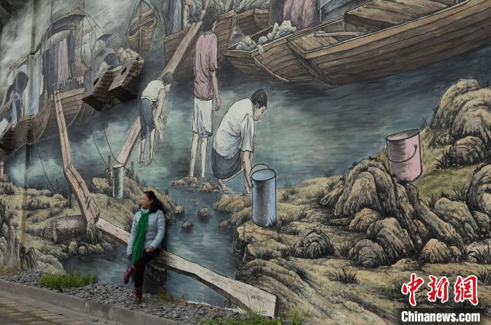 重慶に巴渝文化を感じることのできる巨大壁画登場　市民の注目集める