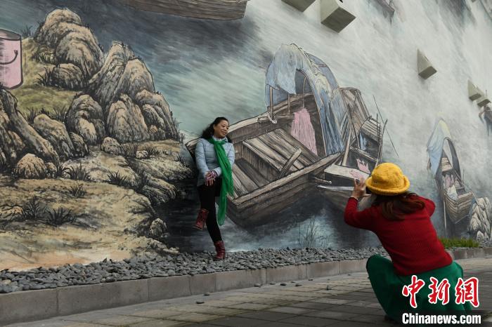 重慶に巴渝文化を感じることのできる巨大壁画登場　市民の注目集める