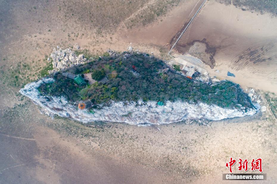 上空から見た鄱陽湖の靴山島は「雪山」と樹林が半々に　江西省
