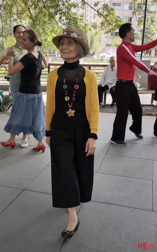ダンスやモデルウォーキング披露する83歳のおばあちゃん、中高年から熱烈な支持！四川省