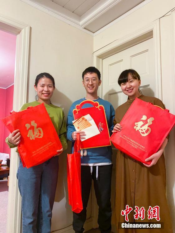 在ニューヨーク中国総領事館が留学生や華僑に「春節セット」配布