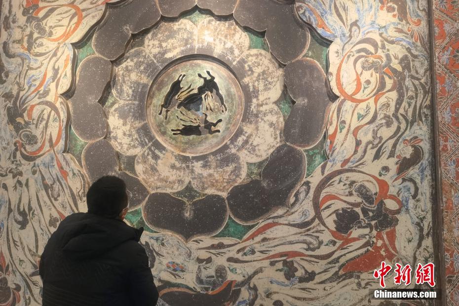 1月29日、蘭州市敦煌芸術館で、新たに展示された実物大の洞窟複製を興味深く見学する市民（撮影・楊艶）。