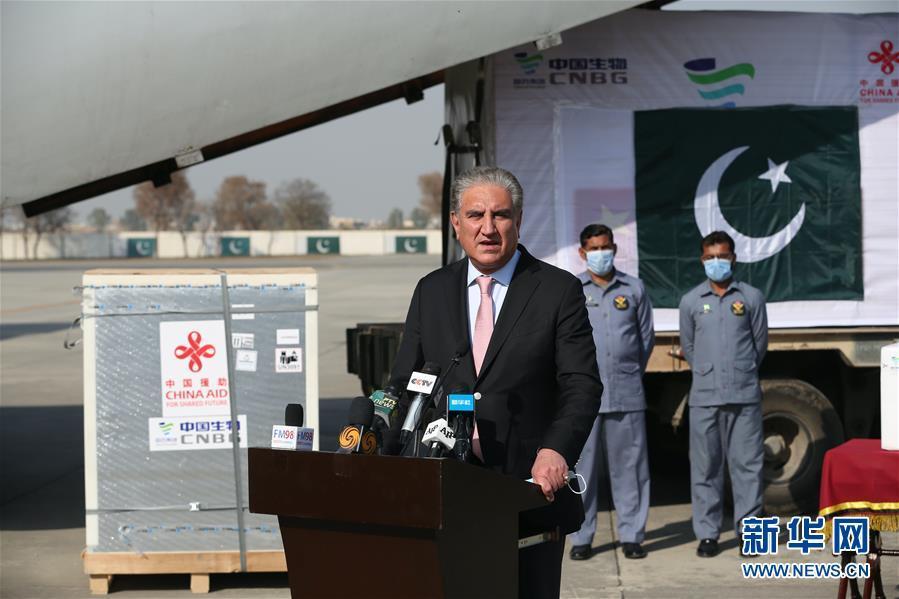 2月1日、パキスタンの首都イスラマバード近くにあるヌール・カーン空軍基地で行われた新型コロナウイルスワクチン引き渡し式で、スピーチを行うパキスタンのシャー・メムード・クレシ外相。