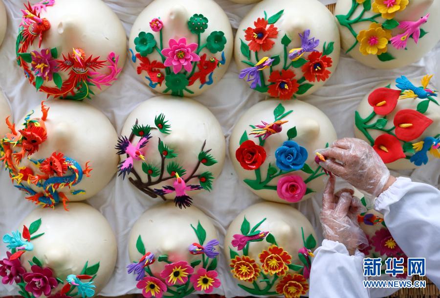 最盛期迎えた華やかな飾り蒸しパン「花饃」作り　山東省青島