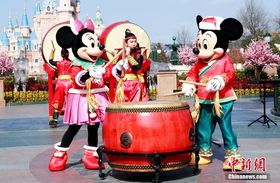 上海ディズニーが新春ムードに　旧暦新年の喜びを感じる人々