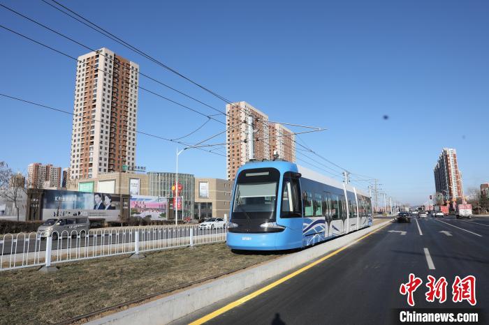 中国初、2都市を結ぶ路面電車が開通