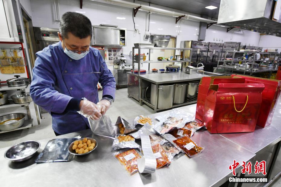 2月3日、長春のレストランで、宅配用の食材を包む従業員（撮影・張瑶）。