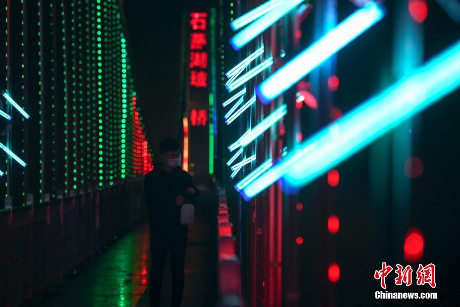 2月7日、石燕湖景勝地園区内のガラス橋に設置された複数の紫外線ランプ（撮影・楊華峰）。