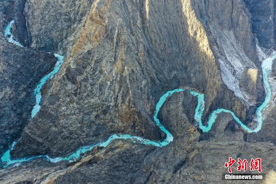 谷間を走るシルクリボンのような渓流　新疆庫魯克塔格山の景観