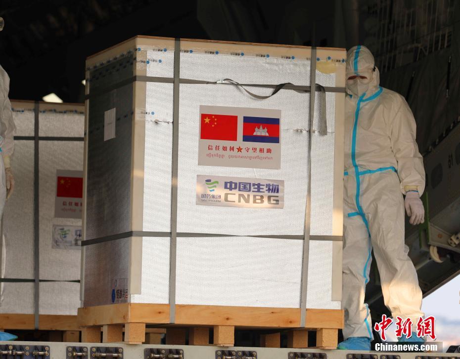 中国製新型コロナワクチン60万回分がカンボジアに到着　引渡式にはフン・セン首相も出席