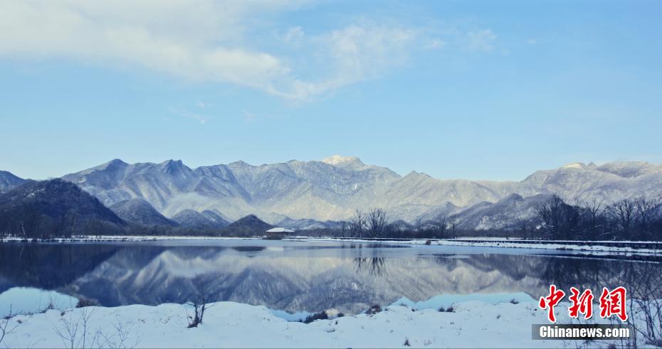 降雪後に晴れ上がった大九湖の静かで澄み切った幻想的な風景