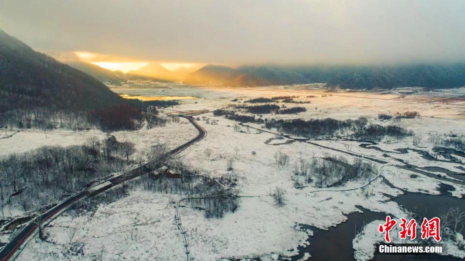 降雪後に晴れ上がった大九湖の静かで澄み切った幻想的な風景