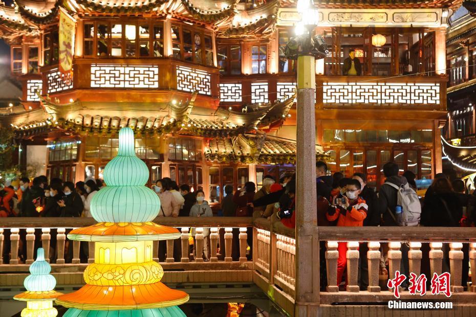 年の瀬ムード高まる上海　豫園で飾り灯籠楽しむ観光客