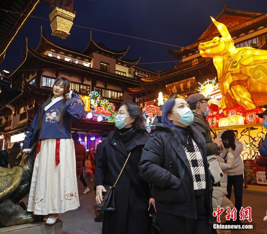 年の瀬ムード高まる上海　豫園で飾り灯籠楽しむ観光客