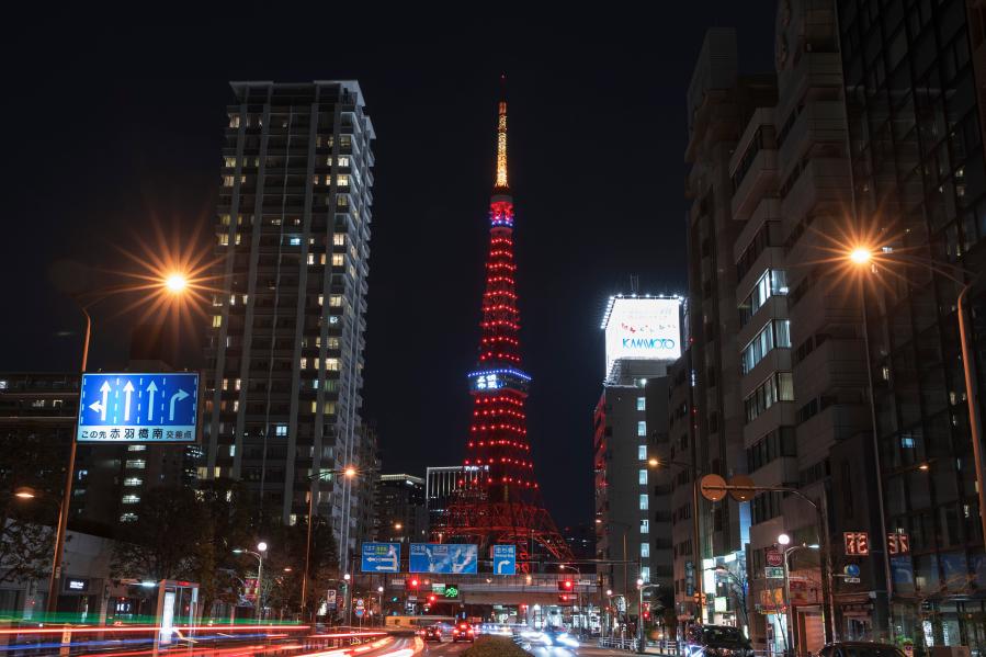 2月11日、日本の東京タワーが「中国レッド」にライトアップ。（撮影・杜瀟逸）