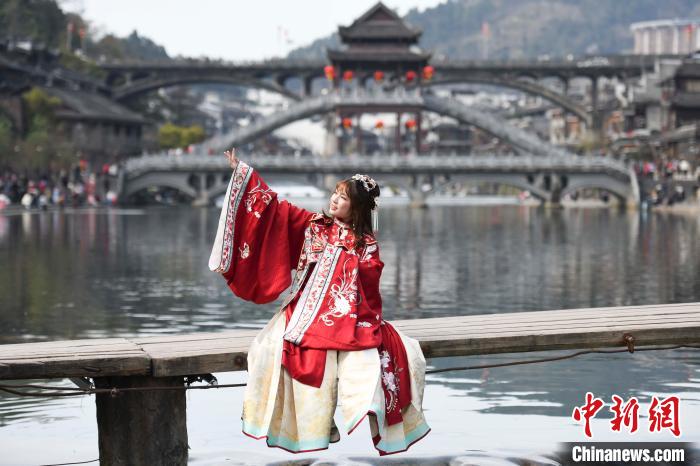 まるでファッションショー？レンタル衣装で鳳凰古城をそぞろ歩く観光客たち　湖南省