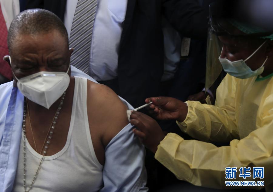 ジンバブエで中国製ワクチン接種スタート　副大統領が率先して接種