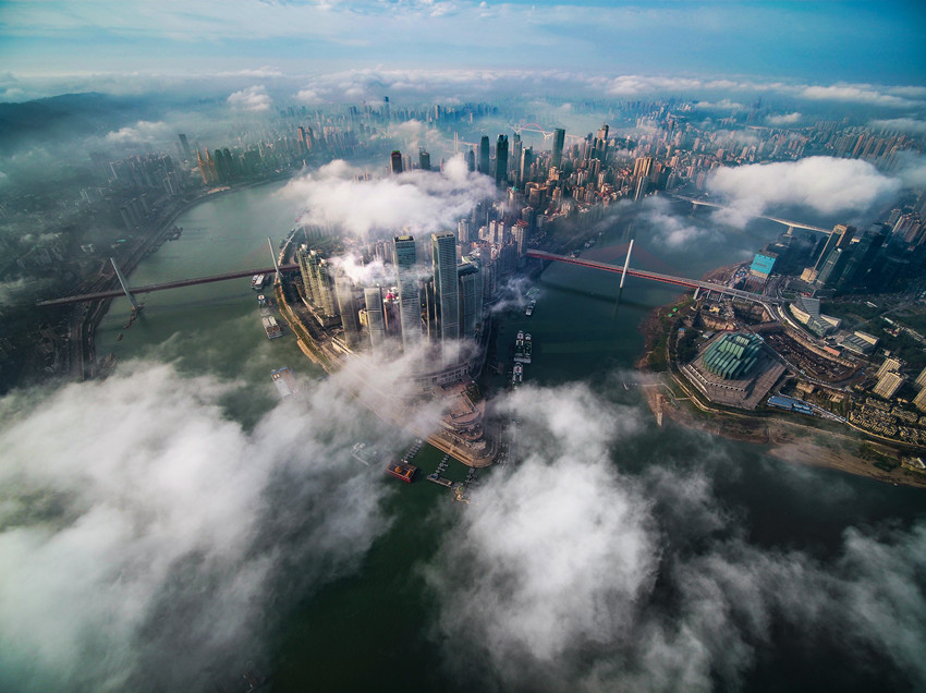 雲と霧に覆われ、まるで仙境のような幻想的で素晴らしい景色が広がる重慶市（撮影・王正坤）。 