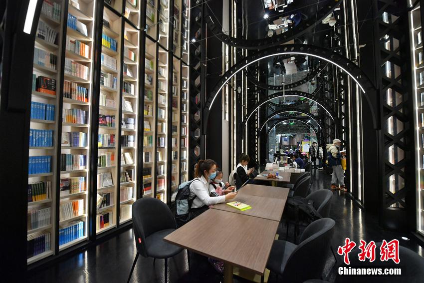 書店で本を読む市民（撮影・張瑶）。