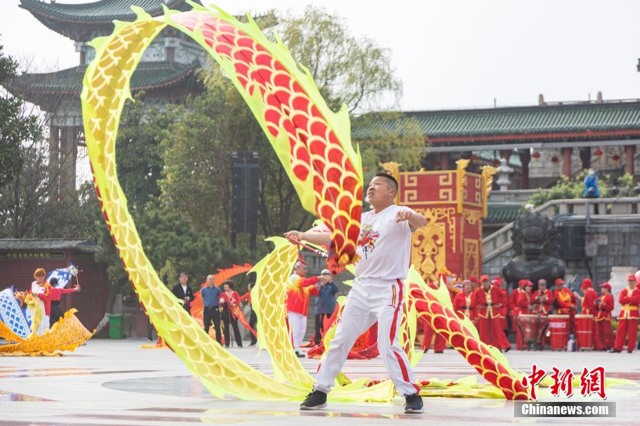 元宵節を迎える滕王閣の竜踊りパフォーマンス　江西省南昌