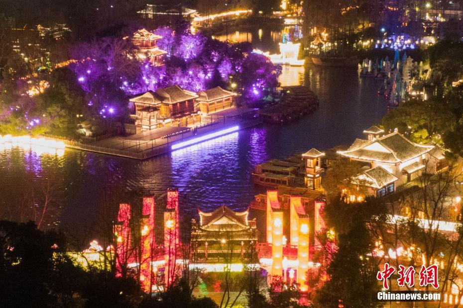 上空から眺めた南京秦淮河の河岸の夜景　江蘇省