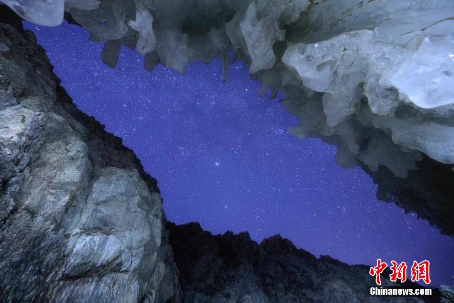 星空の下で透明に輝く賀蘭山の幻想的な氷の滝　寧夏