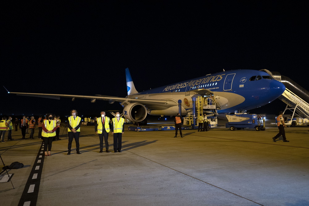2月25日、中国製造の新型コロナワクチンを積み込んだアルゼンチン航空のチャーター機第1便が、ブエノスアイレスのエセイサ国際空港に到着した。